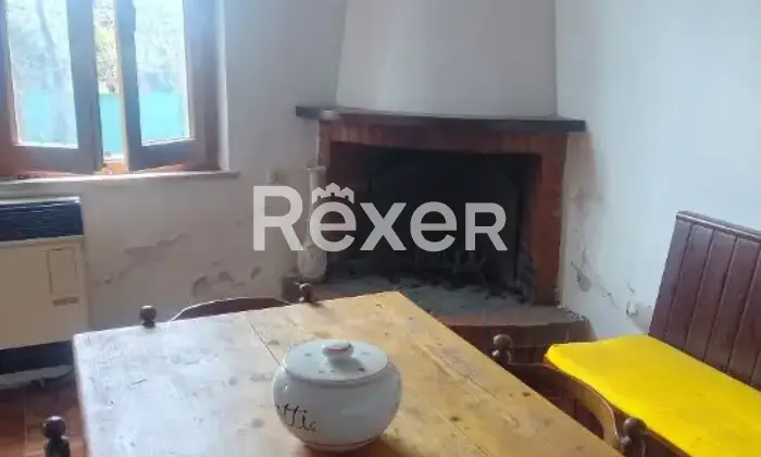 Rexer-Spoleto-CASA-DI-CAMPAGNA-A-SCHIERA-DI-TESTA-ABITABILE-DA-SUBITO-Salone