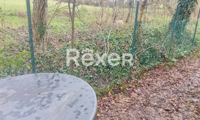 Rexer-Spoleto-CASA-DI-CAMPAGNA-A-SCHIERA-DI-TESTA-ABITABILE-DA-SUBITO-Cortile