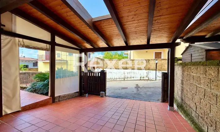 Rexer-Vasto-Villa-di-mq-con-garage-giardino-e-pannelli-Solari-Altro