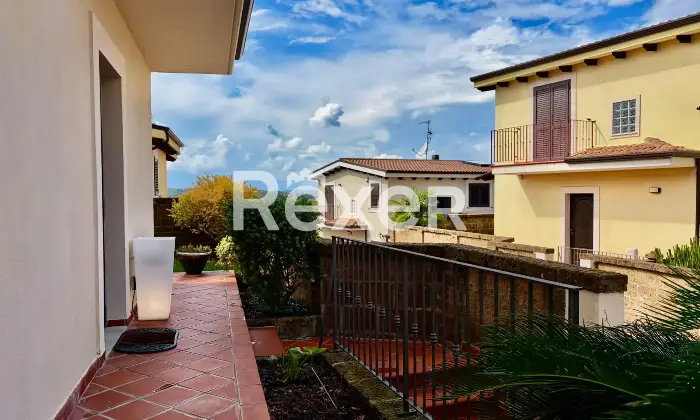 Rexer-Vasto-Villa-di-mq-con-garage-giardino-e-pannelli-Solari-Altro