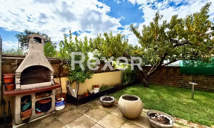 Rexer-Vasto-Villa-di-mq-con-garage-giardino-e-pannelli-Solari-Altro