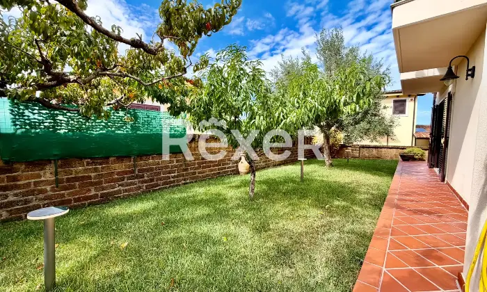 Rexer-Vasto-Villa-di-mq-con-garage-giardino-e-pannelli-Solari-Altro