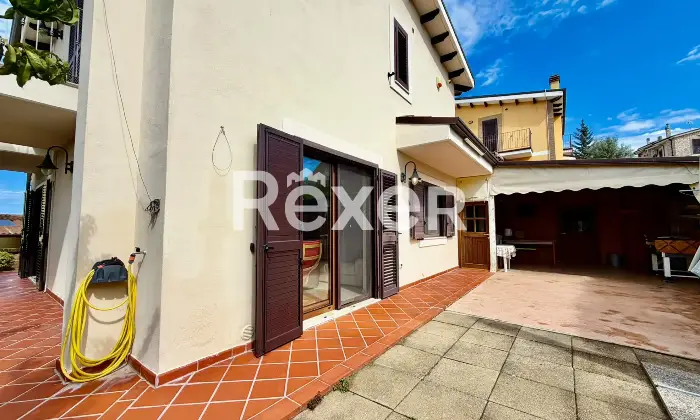 Rexer-Vasto-Villa-di-mq-con-garage-giardino-e-pannelli-Solari-Altro