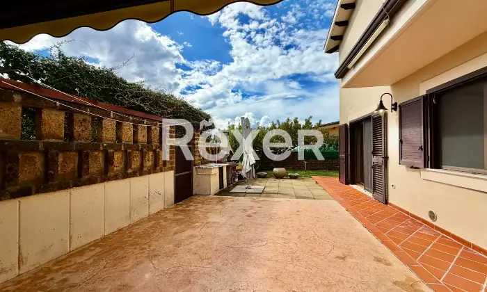Rexer-Vasto-Villa-di-mq-con-garage-giardino-e-pannelli-Solari-Altro