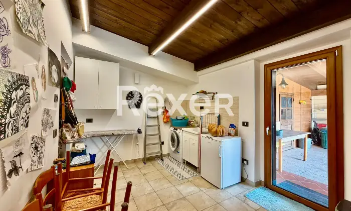 Rexer-Vasto-Villa-di-mq-con-garage-giardino-e-pannelli-Solari-Altro
