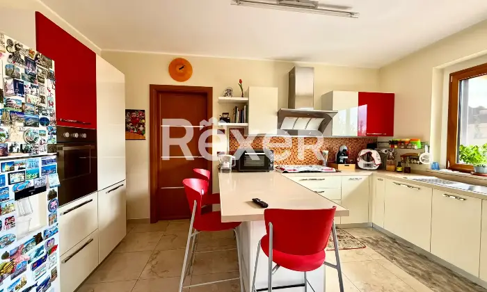 Rexer-Vasto-Villa-di-mq-con-garage-giardino-e-pannelli-Solari-Altro