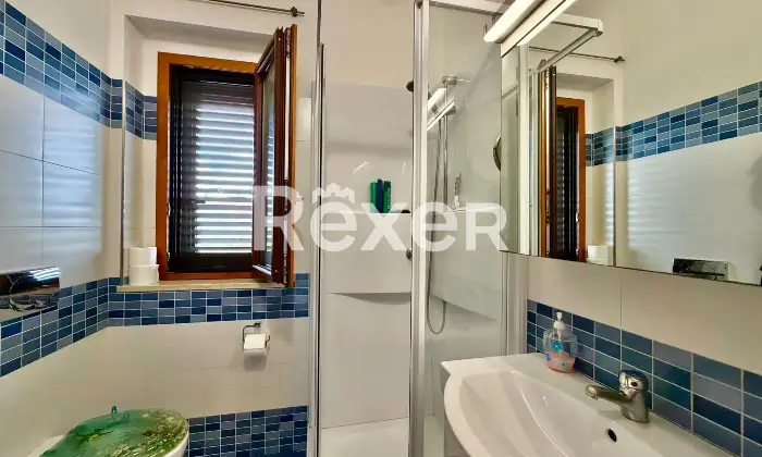 Rexer-Vasto-Villa-di-mq-con-garage-giardino-e-pannelli-Solari-Altro