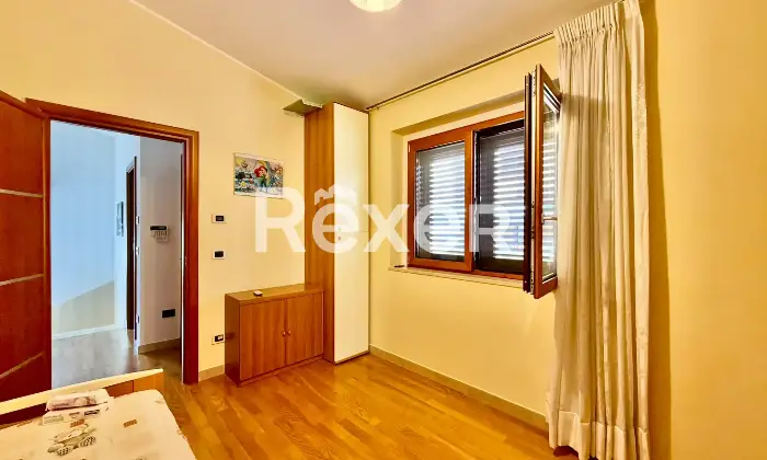 Rexer-Vasto-Villa-di-mq-con-garage-giardino-e-pannelli-Solari-Altro
