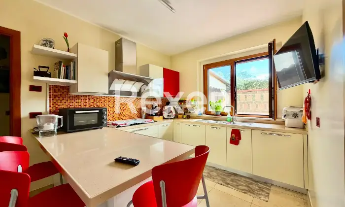 Rexer-Vasto-Villa-di-mq-con-garage-giardino-e-pannelli-Solari-Altro
