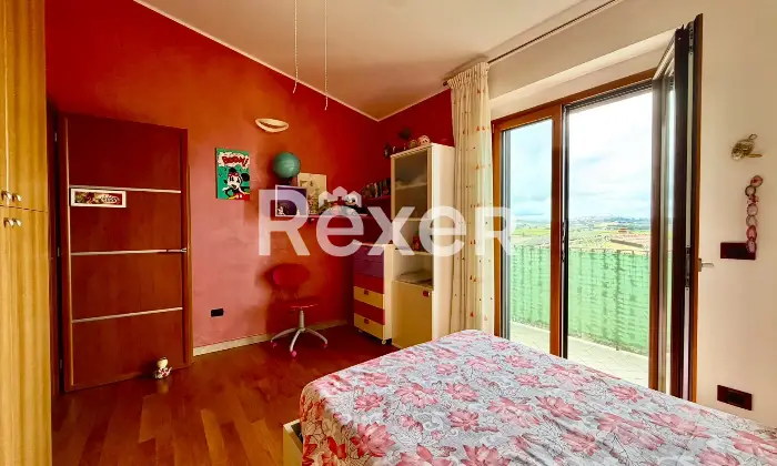 Rexer-Vasto-Villa-di-mq-con-garage-giardino-e-pannelli-Solari-Altro