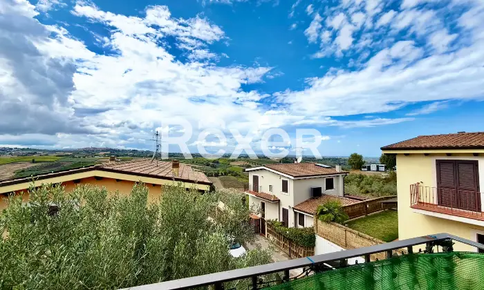 Rexer-Vasto-Villa-di-mq-con-garage-giardino-e-pannelli-Solari-Altro
