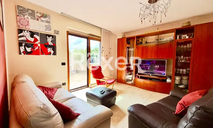 Rexer-Vasto-Villa-di-mq-con-garage-giardino-e-pannelli-Solari-Altro
