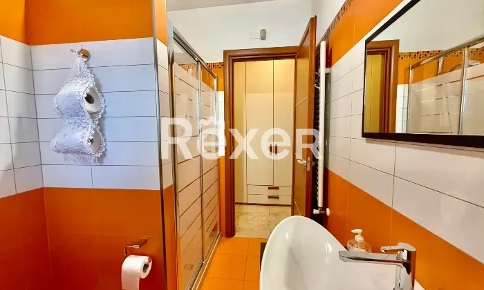 Rexer-Vasto-Villa-di-mq-con-garage-giardino-e-pannelli-Solari-Altro