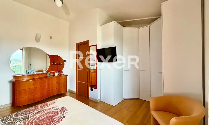 Rexer-Vasto-Villa-di-mq-con-garage-giardino-e-pannelli-Solari-Altro