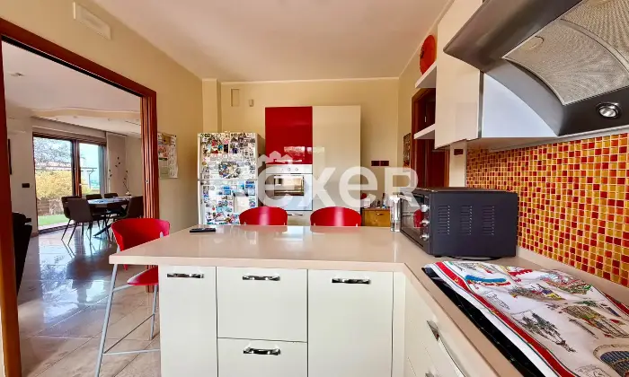 Rexer-Vasto-Villa-di-mq-con-garage-giardino-e-pannelli-Solari-Altro