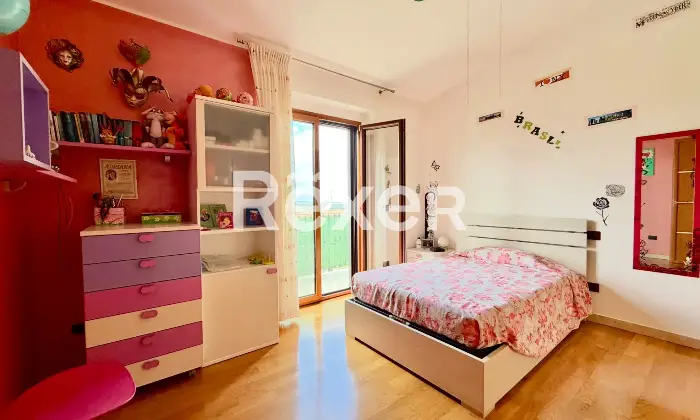 Rexer-Vasto-Villa-di-mq-con-garage-giardino-e-pannelli-Solari-Altro