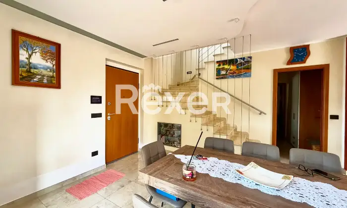Rexer-Vasto-Villa-di-mq-con-garage-giardino-e-pannelli-Solari-Altro