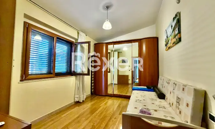 Rexer-Vasto-Villa-di-mq-con-garage-giardino-e-pannelli-Solari-Altro