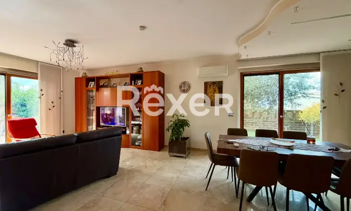 Rexer-Vasto-Villa-di-mq-con-garage-giardino-e-pannelli-Solari-Altro