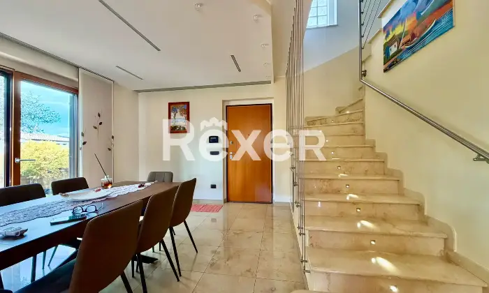 Rexer-Vasto-Villa-di-mq-con-garage-giardino-e-pannelli-Solari-Altro