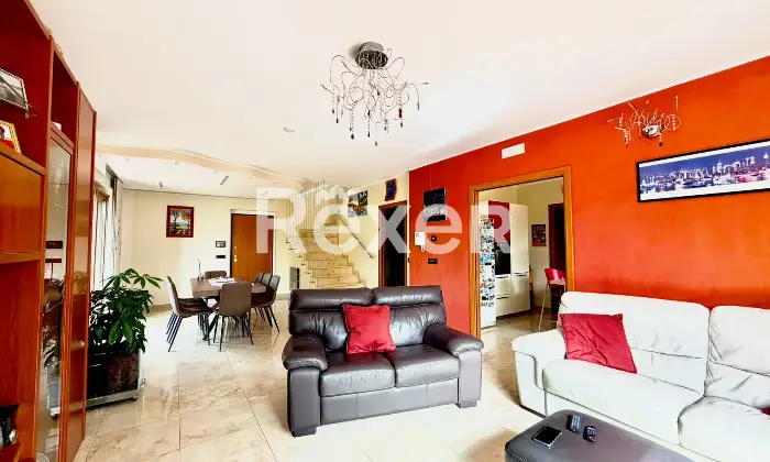 Rexer-Vasto-Villa-di-mq-con-garage-giardino-e-pannelli-Solari-Altro