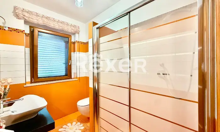 Rexer-Vasto-Villa-di-mq-con-garage-giardino-e-pannelli-Solari-Altro