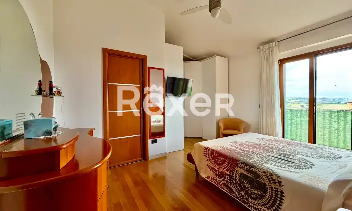 Rexer-Vasto-Villa-di-mq-con-garage-giardino-e-pannelli-Solari-Altro