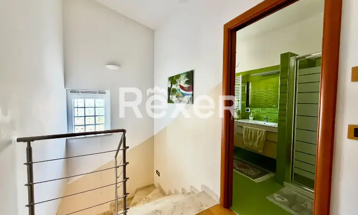 Rexer-Vasto-Villa-di-mq-con-garage-giardino-e-pannelli-Solari-Altro
