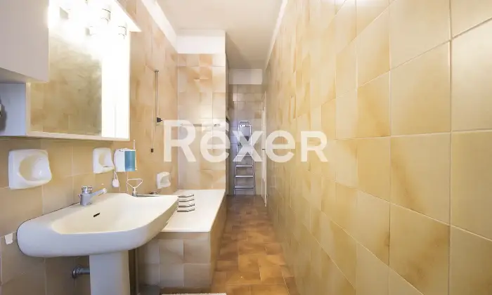 Rexer-Torino-TRILOCALE-ULTIMO-PIANO-CON-POSTO-AUTO-Bagno