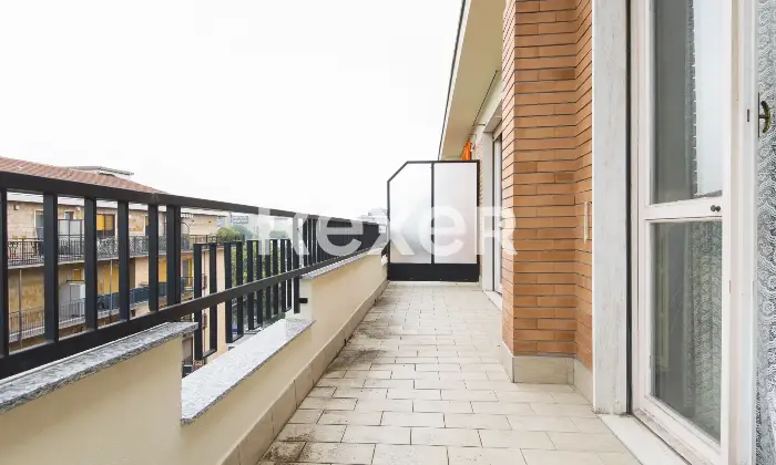 Rexer-Torino-TRILOCALE-ULTIMO-PIANO-CON-POSTO-AUTO-Balcone
