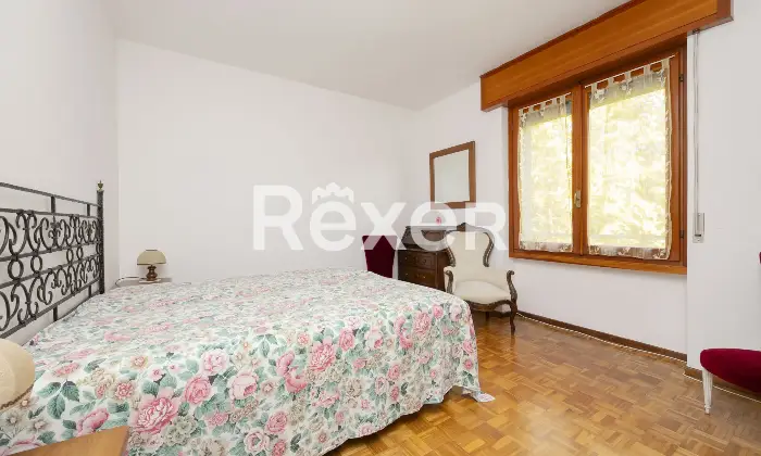Rexer-Barzio-Accogliente-appartamento-con-ampio-balcone-e-box-Camera-da-letto-matrimoniale