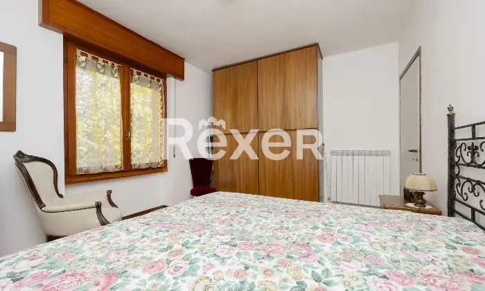 Rexer-Barzio-Accogliente-appartamento-con-ampio-balcone-e-box-Camera-da-letto-matrimoniale