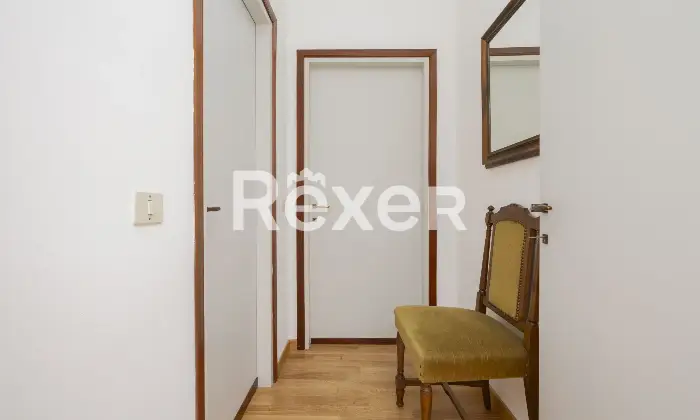 Rexer-Barzio-Accogliente-appartamento-con-ampio-balcone-e-box-Corridoio