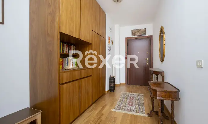 Rexer-Barzio-Accogliente-appartamento-con-ampio-balcone-e-box-Corridoio