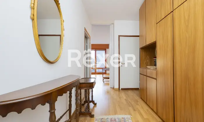 Rexer-Barzio-Accogliente-appartamento-con-ampio-balcone-e-box-Corridoio