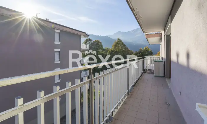 Rexer-Barzio-Accogliente-appartamento-con-ampio-balcone-e-box-Balcone