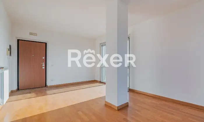 Rexer-Roma-Attico-in-via-Alessandro-Capalti-Soggiorno