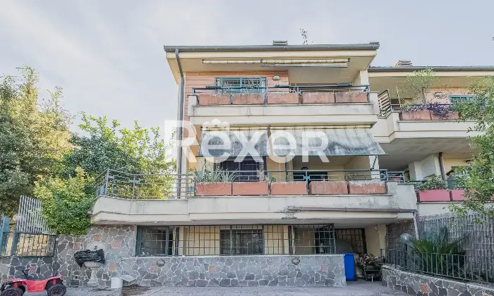 Rexer-Roma-Porzione-di-villa-bifamiliare-con-giardino-Altro