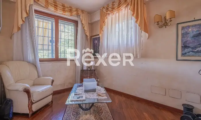 Rexer-Roma-Porzione-di-villa-bifamiliare-con-giardino-Altro