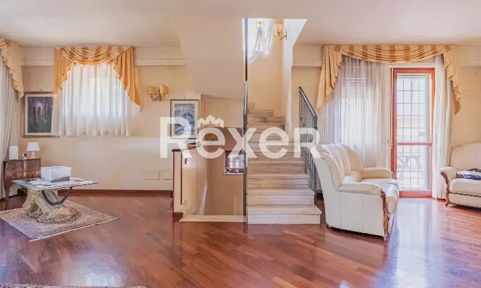 Rexer-Roma-Porzione-di-villa-bifamiliare-con-giardino-Altro