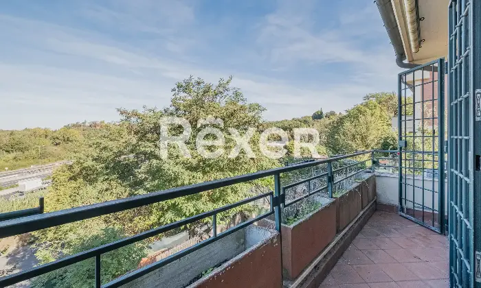 Rexer-Roma-Porzione-di-villa-bifamiliare-con-giardino-Altro