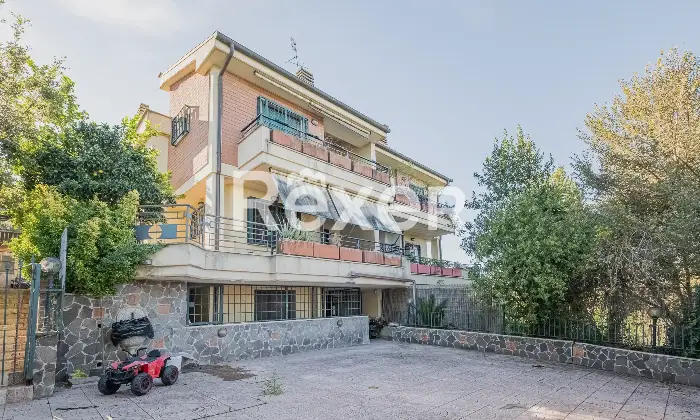 Rexer-Roma-Porzione-di-villa-bifamiliare-con-giardino-Altro