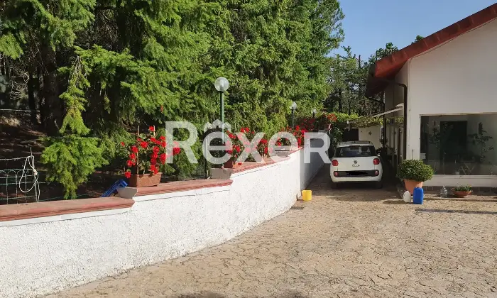 Rexer-Potenza-Villa-indipendente-con-terreno-e-impianti-energetici-in-vendita-a-Potenza-Altro