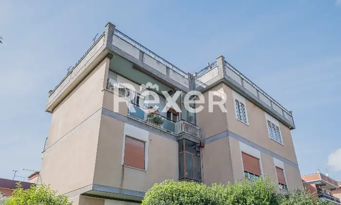 Rexer-Roma-Ampio-trilocale-ristrutturato-ultimo-piano-con-lastrico-solare-Altro