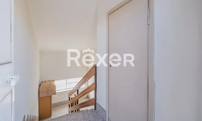 Rexer-Roma-Ampio-trilocale-ristrutturato-ultimo-piano-con-lastrico-solare-Altro