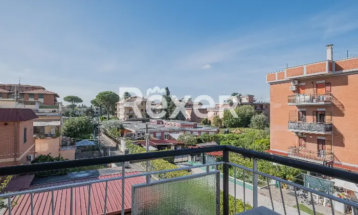 Rexer-Roma-Ampio-trilocale-ristrutturato-ultimo-piano-con-lastrico-solare-Altro