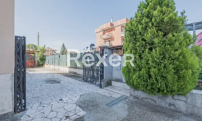 Rexer-Roma-Ampio-trilocale-ristrutturato-ultimo-piano-con-lastrico-solare-Altro