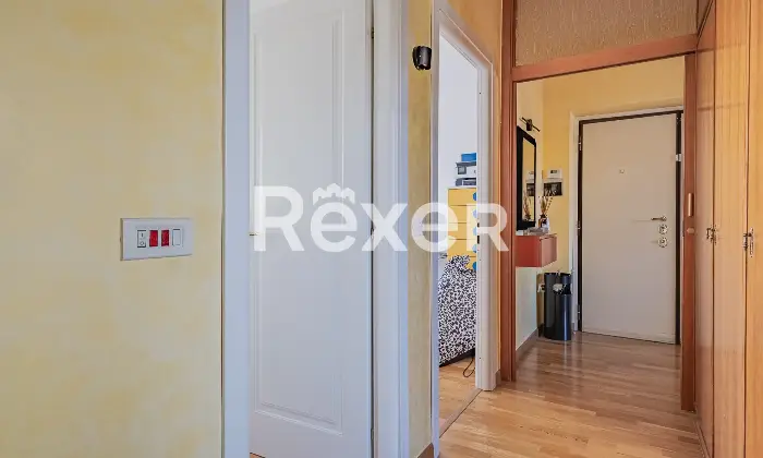 Rexer-Roma-Ampio-trilocale-ristrutturato-ultimo-piano-con-lastrico-solare-Altro