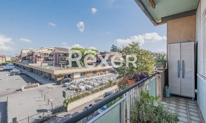 Rexer-Roma-Ampio-trilocale-ristrutturato-ultimo-piano-con-lastrico-solare-Altro