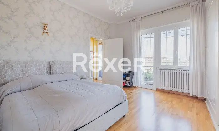 Rexer-Roma-Ampio-trilocale-ristrutturato-ultimo-piano-con-lastrico-solare-Altro